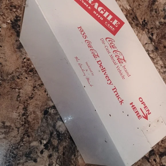 Rare collector's item Coca-Cola diecast metal vehicle replica of a 1935 Coke.New - Picture 11 of 11